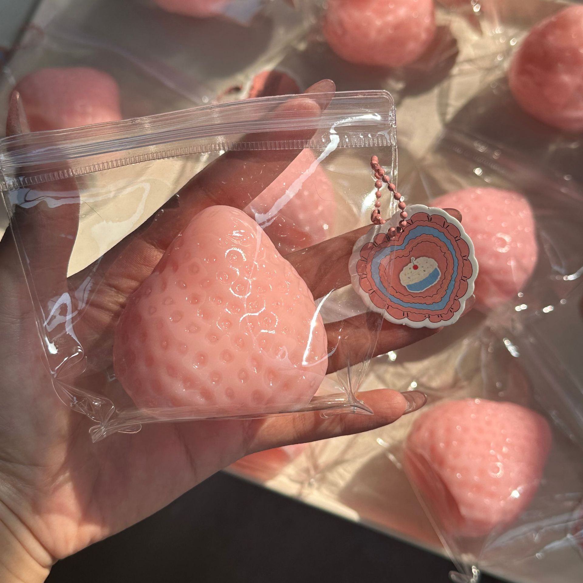 Strawberry Taba Squishy Fidget - Party Games Questions のレビューと価格