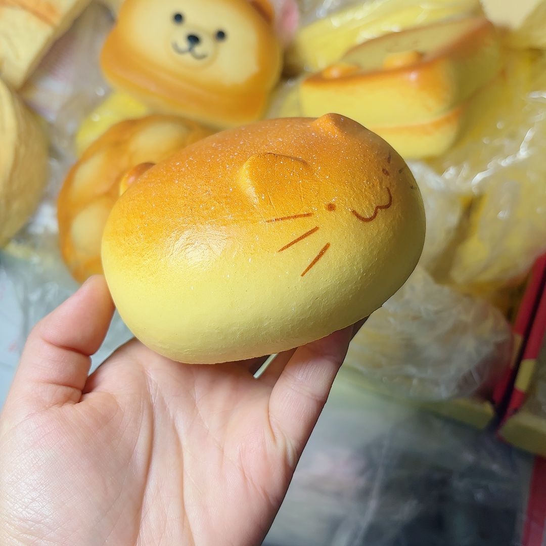 Big Cat Loaf Squeeze Toy Slow  - Party Games Questions のレビューと価格